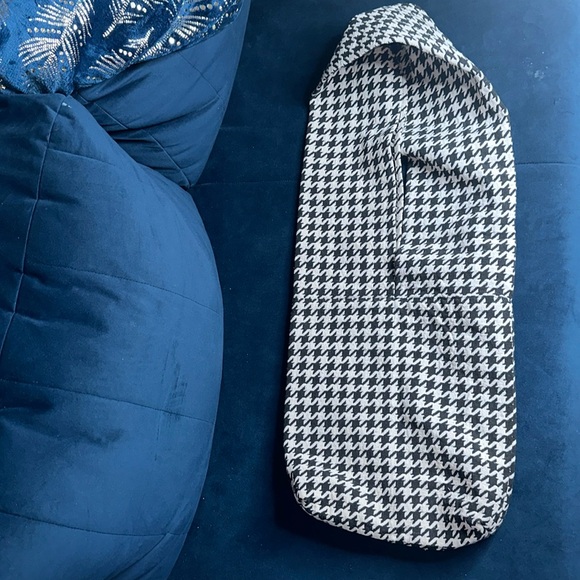 Unique houndstooth bag to make a statement.Seems as if you were it like a scarf. - Picture 1 of 2